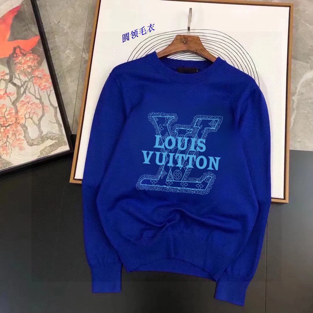🅿️240 【LV Louis Vuitton】Autumn and winter classic round neck pullover sweater, in full condition! ! ! Wool blended fabric, the latest model in 2025, golden ratio! ! Slim-fitting soft gold, versatile and practical item, the combination and practicality are extremely powerful, simple and elegant, and classy! To create your own style, it is highly recommended to buy it in two colors. The standard slim fit tailoring process is suitable for both young and old men. It is knitted from wool and will not cause any discomfort! While keeping warm, it is stylish, textured and wearable, and the classic logo with contrasting colors on the chest feels in place! ! Recommended for regular customers! ! Size M-3XL (maximum wear: 190 pounds)